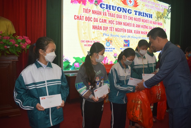 Hà Nội: Huyện Phú Xuyên trao quà “Tết vì người nghèo và nạn nhân chất độc da cam” - Ảnh 2.