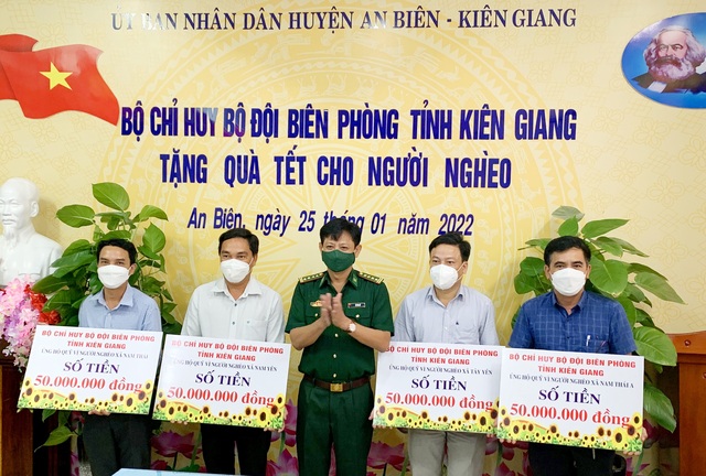 Đại tá Võ Văn Sử, Chỉ huy trưởng BĐBP tỉnh Kiên Giang trao bảng tượng chưng mỗi xã 50 triệu đồng mua quà tết cho hộ nghèo huyện An Biên.