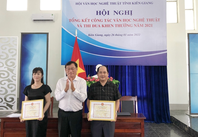 Soạn giả Nguyễn Thiện Cẩn, Chủ tịch Hội văn học nghệ thuật tỉnh trao Bằng khen của UBND tỉnh Kiên Giang cho các cá nhân.