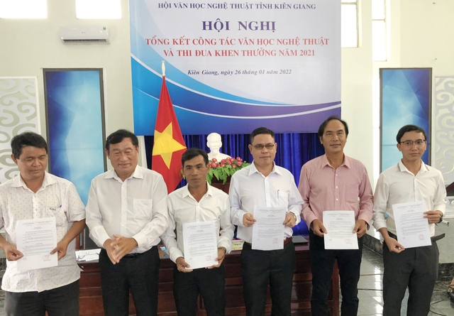 Soạn giả Nguyễn Thiện Cẩn, Chủ tịch Hội văn học nghệ thuật tỉnh trao quyết định kết nạp hội viên mới cho các cá nhân.