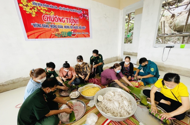 Đồn Biên phòng Hòn Sơn, huyện Kiên Hải phối hợp Hội LHPN xã Lại Sơn tổ chức gói bánh tặng cho các gia đình chính sách, các em học sinh trong chương trình nâng bước em đến trường.