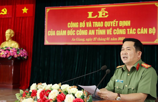 Đại tá Đinh Nơi - Bí thư Đảng ủy, Giám đốc Công an tỉnh phát biểu chỉ đạo tại buổi Lễ.