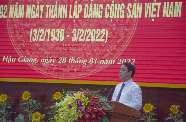 Ông Nghiêm Xuân Thành - Ủy viên BCH Trung ương Đảng, Bí thư Tỉnh ủy Hậu Giang phát biểu ôn lại truyền thống vẻ vang của Đảng.