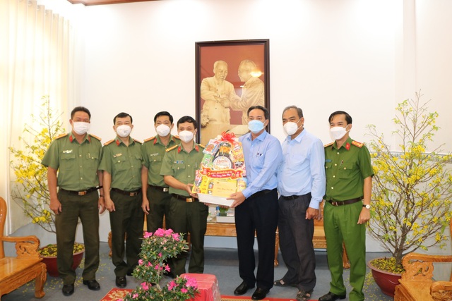 Đại tá Bùi Tấn Ân, Phó Giám đốc Công an tỉnh chúc Tết huyện ủy Châu Thành.