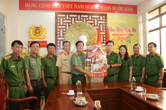 Đại tá Huỳnh Trí Thương - Giám thị Trại giam Định Thành chúc Tết Công an tỉnh.