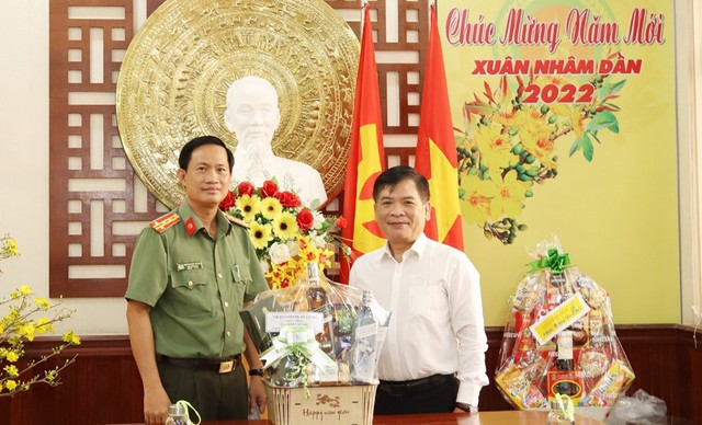 Đoàn Ngân hàng Vietcombank chúc Tết Công an tỉnh An Giang.