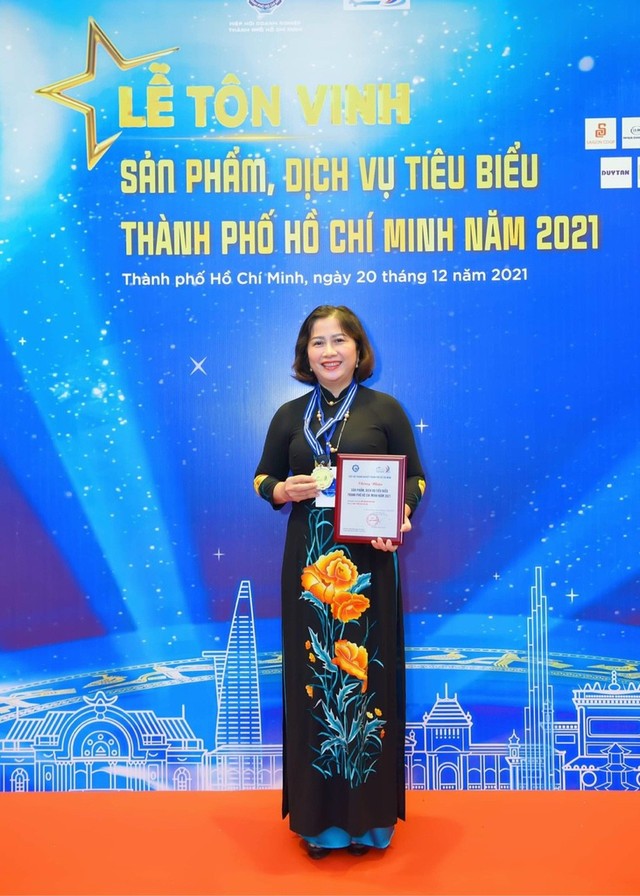 Bà Ngô Thị Thu Thủy tại Lễ tôn vinh sản phẩm, dịch vụ tiêu biểu năm 2021