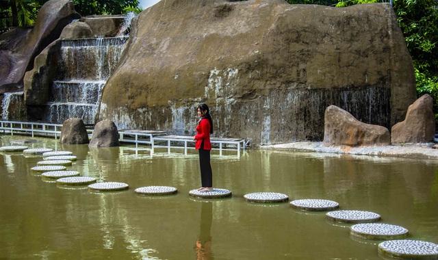 Khu du lịch sinh thái Ông Đề mới đưa vào hoạt động thác nước quanh đầm sen, một địa điểm mới lạ thu hút nhiều người chụp ảnh.