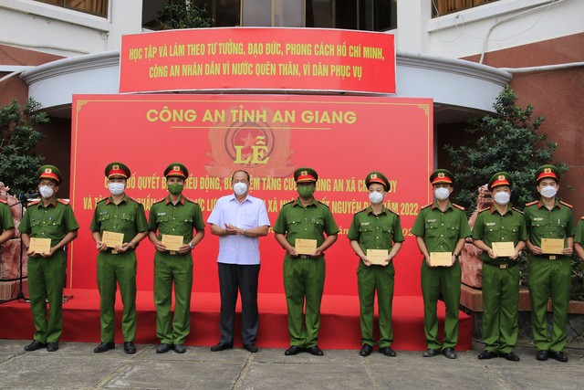 Ông Nguyễn Thanh Bình - Phó Bí thư Tỉnh ủy, Chủ tịch UBND tỉnh An Giang trao quà xuân cho cán bộ chiến sĩ ở các đơn vị cấp Cục và các trường Công an nhân dân được điều động tăng cường cho các xã trọng điểm biên giới.