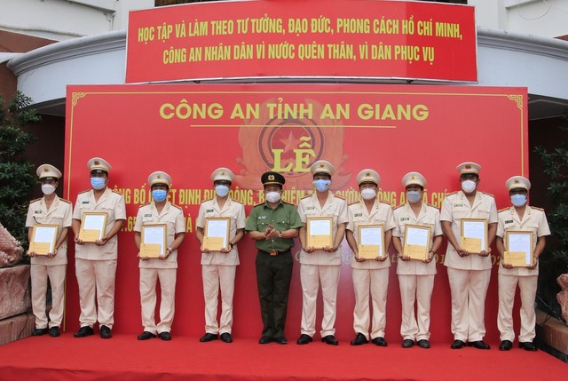 Đại tá Đinh Văn Nơi, Giám đốc Công an tỉnh trao quyết định điều động, bổ nhiệm cho các đồng chí Trưởng Công an các xã.