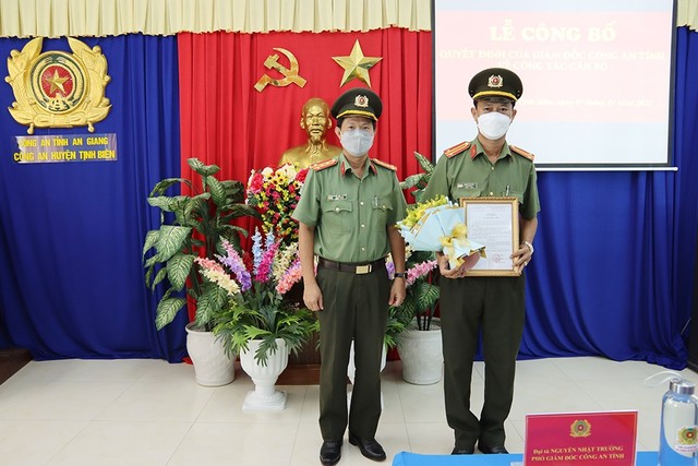Đại tá Nguyễn Nhật Trường, Phó Giám đốc Công an tỉnh trao quyết định bổ nhiệm cán bộ cho Trung tá Đặng Chí Dũng giữ chức vụ Phó Trưởng Công an huyện Tịnh Biên.
