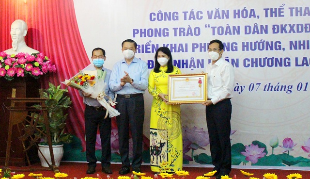 Thừa ủy quyền của Chủ tịch nước, ông Dương Tấn Hiển - Phó Chủ tịch Thường trực UBND TP Cần Thơ trao Huân chương Lao động hạng Ba cho Sở VHTT&DL Cần Thơ.