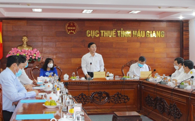 Ông Trần Văn Huyến - Phó Bí thư Thường trực Tỉnh ủy, Chủ tịch HĐND tỉnh phát biểu tại buổi thăm và động viên ngành Thuế khóa sổ cuối năm.