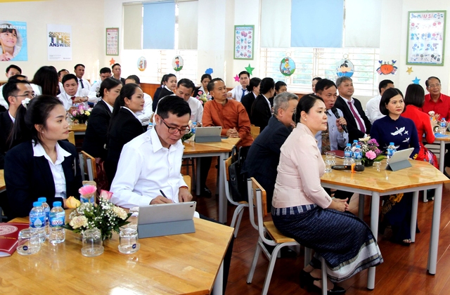 Hiệu trưởng trường Chính trị - Hành chính Thủ đô Viêng Chăn sang thăm và làm việc tại Trường Tiểu học Đô thị Sài Đồng  - Ảnh 3.
