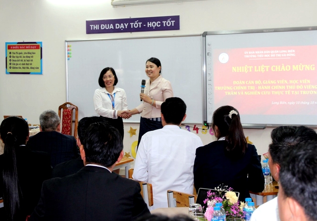 Hiệu trưởng trường Chính trị - Hành chính Thủ đô Viêng Chăn sang thăm và làm việc tại Trường Tiểu học Đô thị Sài Đồng  - Ảnh 2.