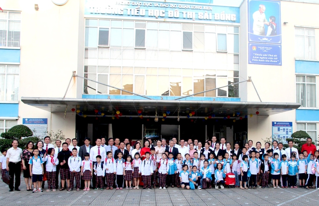 Hiệu trưởng trường Chính trị - Hành chính Thủ đô Viêng Chăn sang thăm và làm việc tại Trường Tiểu học Đô thị Sài Đồng  - Ảnh 4.