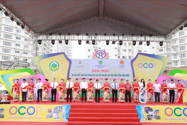 Lễ cắt băng khai mạc sự kiện giới thiệu sản phẩm OCOP gắn với văn hóa các tỉnh Đồng bằng Sông Hồng năm 2022.