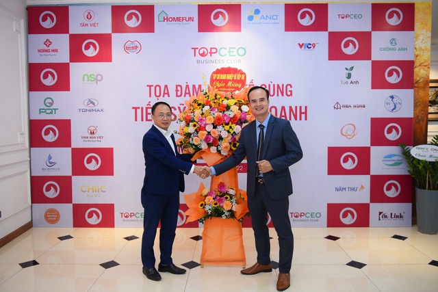 Ông Phùng Xuân Lâm, Phó Tổng Biên tập Tạp chí Doanh nghiệp và Tiếp thị tặng hoa chúc mừng TopCeo Clup và các doanh nhân tỉnh Hải Dương nhân kỷ niệm Ngày Doanh nhân Việt Nam (13/10/2022).