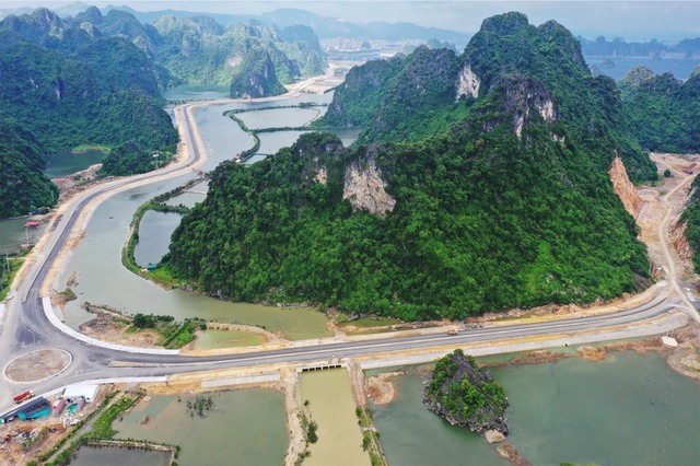 Đường bao biển Hạ Long - Cẩm Phả có chiều dài 18,7km, khởi công từ tháng 9/2019. Ảnh: Báo Quảng Ninh