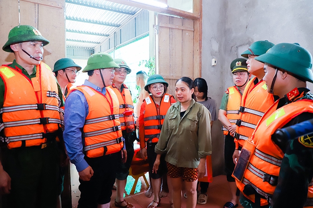 Nghệ An: Chủ tịch UBND tỉnh kiểm tra tình hình mưa lụt trên địa bàn huyện Hưng Nguyên - Ảnh 2.