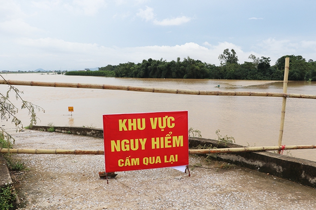 Nghệ An: Chủ tịch UBND tỉnh kiểm tra tình hình mưa lụt trên địa bàn huyện Hưng Nguyên - Ảnh 5.