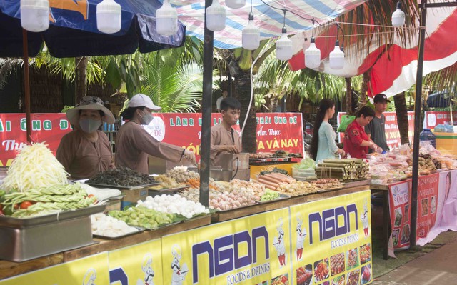 Nhiều món ăn ẩm thực đặc trưng vùng miền được trưng bày tại ngày hội.