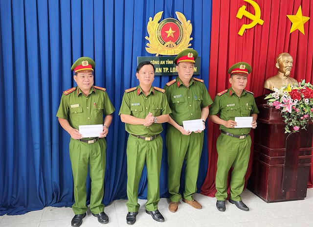 Trung tá Nguyễn Đức Hậu, Trưởng Công an TP Long Xuyên trao thưởng nóng cho 03 đơn vị.