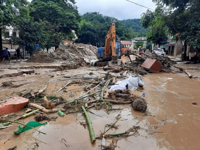 Nghệ An: Mưa lớn, lụt, lũ quét, sạt lở đất gây thiệt hại nặng nề - Ảnh 1.