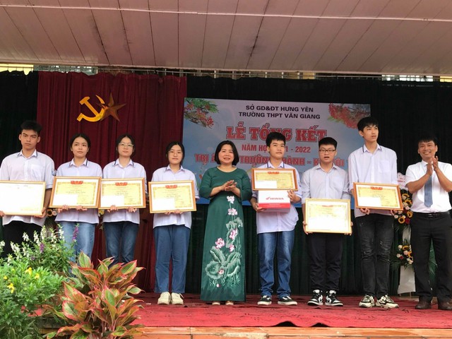 Trường THPT Văn Giang (Hưng Yên): Đổi mới toàn diện công tác giáo dục phát triển bền vững - Ảnh 1.