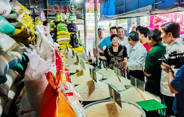 Lãnh đạo tỉnh Hậu Giang tham quan mô hình thanh toán không dùng tiền mặt tại chợ Vị Thanh, TP Vị Thanh.
