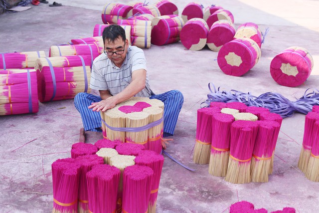 Cơ sở sản xuất hương Tuấn Phương ở thôn Quảng Nguyên, xã Quảng Phú Cầu có nhiều sản phẩm chất lượng đạt tiêu chuẩn OCOP &quot;3 sao&quot;.