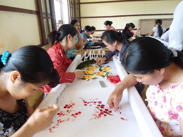Hà Nội: Lưu giữ nét truyền thống của làng nghề thêu ren ở Thường Tín - Ảnh 2.