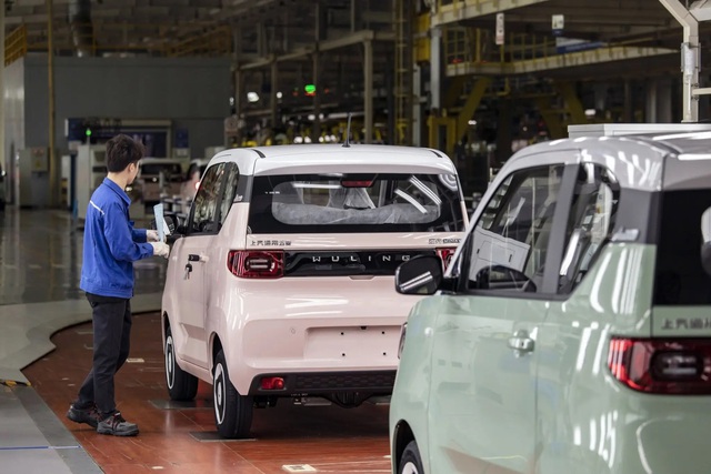 Xe điện Wuling Hongguang Mini tại một nhà máy ở Liễu Châu. Mẫu hatchback 4 chỗ trị giá 4.500 USD là EV bán chạy nhất tại Trung Quốc vào năm 2021. Ảnh: Bloomberg