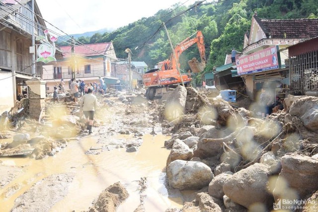 Nghệ An: Lũ rút chậm, hơn 1.000 ngôi nhà vẫn đang ngập - Ảnh 1.