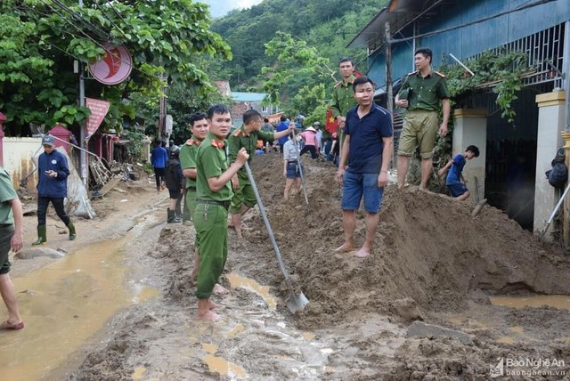 Nghệ An: Lũ rút chậm, hơn 1.000 ngôi nhà vẫn đang ngập - Ảnh 3.