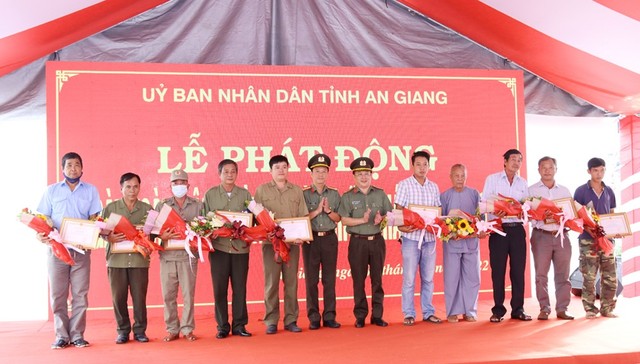 Đại tá Lâm Phước Nguyên - Giám đốc Công an tỉnh và Đại tá Lê Phú Thạnh - Phó Giám đốc Công an tỉnh trao Giấy khen của Công an tỉnh và hoa cho các cá nhân có thành tích xuất sắc trong phong trào toàn dân tham gia PCCC.