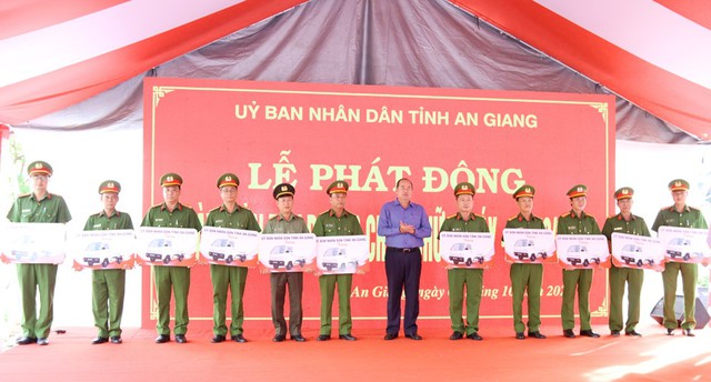 Ông Nguyễn Thanh Bình - Chủ tịch UBND tỉnh trao bảng tượng trưng 11 xe ô tô tải cho 8 Đội chữa cháy khu vực và Công an 3 huyện Thoại Sơn, Tri Tôn, An Phú.