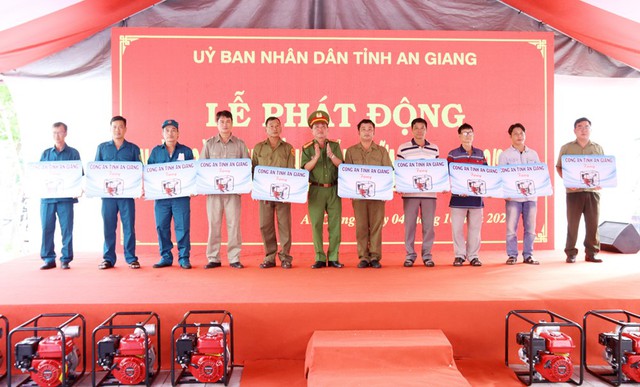 Đại tá Bùi Bé Năm, Phó Giám đốc Công an tỉnh trao bảng tượng trưng máy bơm chữa cháy cho các đội PCCC dân phòng.