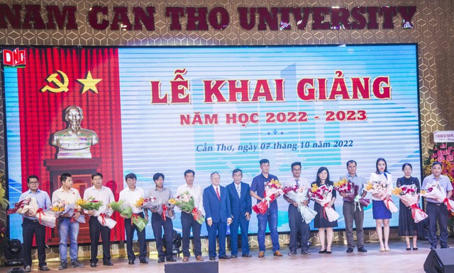 Trường Đại học Nam Cần Thơ tặng hoa cho các doanh nghiệp đồng hành cùng Trường Đại học Nam Cần Thơ.