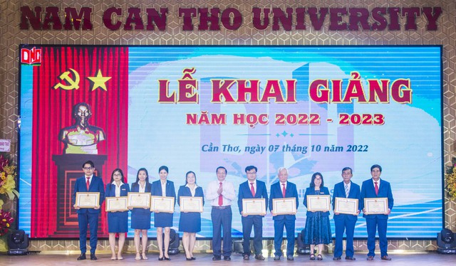 Ông Nguyễn Thành Đông, Phó Chủ tịch HĐND thành phố trao Bằng khen của Chủ tịch UBND thành phố Cần Thơ cho các cá nhân đã hoàn thành xuất sắc nhiệm vụ năm học 2020-2021 và năm học 2021-2022.
