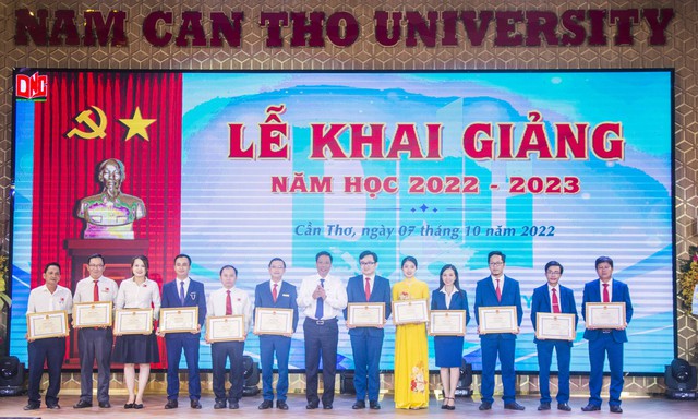 Ông Nguyễn Thực Hiện, Phó Chủ tịch UBND thành phố Cần Thơ, trao Bằng khen của Chủ tịch UBND thành phố Cần Thơ cho các cá nhân đã hoàn thành xuất sắc nhiệm vụ năm học 2020-2021 và năm học 2021-2022.