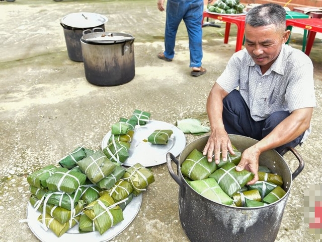 Thanh Hóa: Người dân gói hơn 2.000 chiếc bánh chưng gửi về tâm lũ Nghệ An - Ảnh 4.
