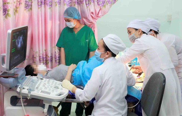 Các bác sĩ khoa Hỗ trợ sinh sản và khoa Chẩn đoán hình ảnh, Bệnh viện Thụ sản TP Cần Thơ thực hiện kỹ thuật HyFoSy cho bệnh nhân đầu tiên.