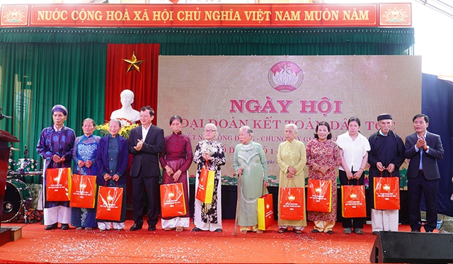 Thường trực Ban Bí thư Võ Văn Thưởng chung vui Ngày hội đại đoàn kết tại tỉnh Thừa Thiên Huế - Ảnh 4.