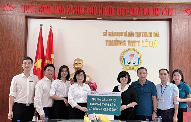 Thanh Hóa: BIDV Chi nhánh Lam Sơn trao Quỹ Khuyến học hơn 120 triệu đồng cho các trường - Ảnh 1.