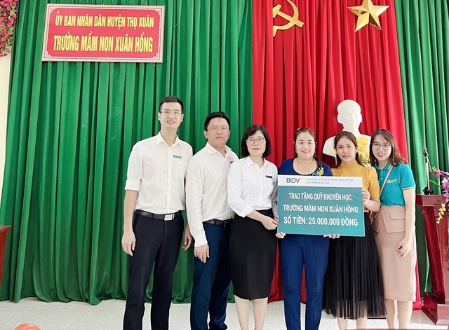 Thanh Hóa: BIDV Chi nhánh Lam Sơn trao Quỹ Khuyến học hơn 120 triệu đồng cho các trường - Ảnh 2.