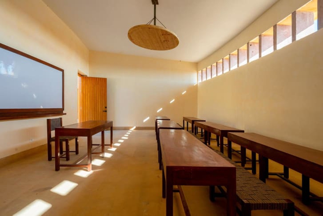 Ngôi trường mát mẻ quanh năm giữa sa mạc ở Ấn Độ - Ảnh 2.