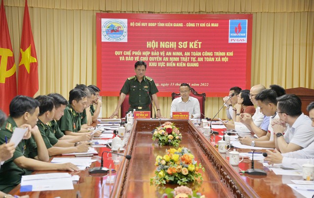 Đại tá Võ Văn Sử, Chỉ huy trưởng BĐBP tỉnh Kiên Giang đồng chủ trì hội nghị sơ kết 1 năm thực hiện quy chế phối hợp.