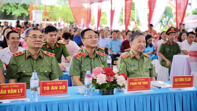 Bộ trưởng Tô Lâm dự Ngày hội Đại đoàn kết toàn dân tộc tại tỉnh Nghệ An - Ảnh 2.