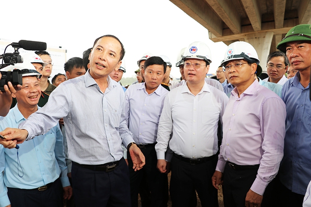 Nghệ An: Bộ trưởng Bộ Giao thông vận tải kiểm tra hiện trường Dự án đường cao tốc Bắc – Nam - Ảnh 1.